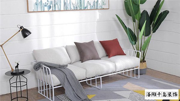 洛陽(yáng)裝修公司哪家好又便宜？北歐風(fēng)沙發(fā)搭配技巧