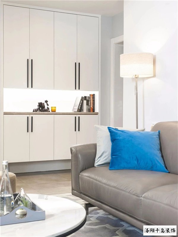 現(xiàn)代簡約玄關柜裝修圖片