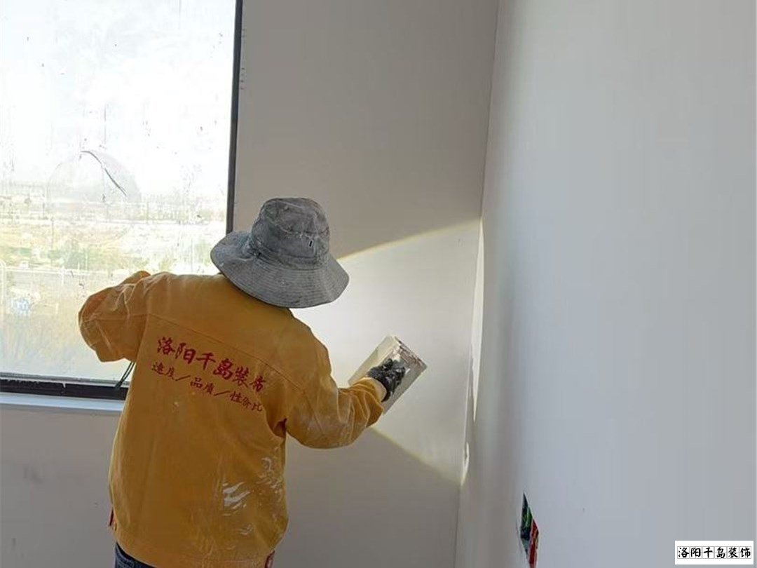 油漆工墻面打磨施工